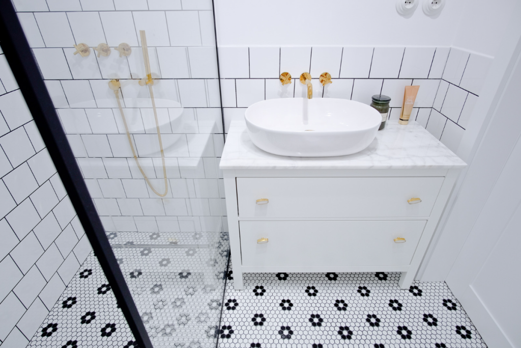 wzory z mozaiki heksagon raw decor na podłodze w łazience