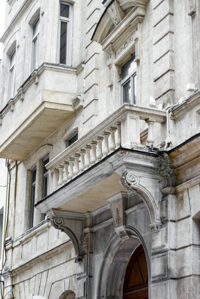 Słupy betonowe jako podpora balustrad – na co zwrócić uwagę przy wyborze?